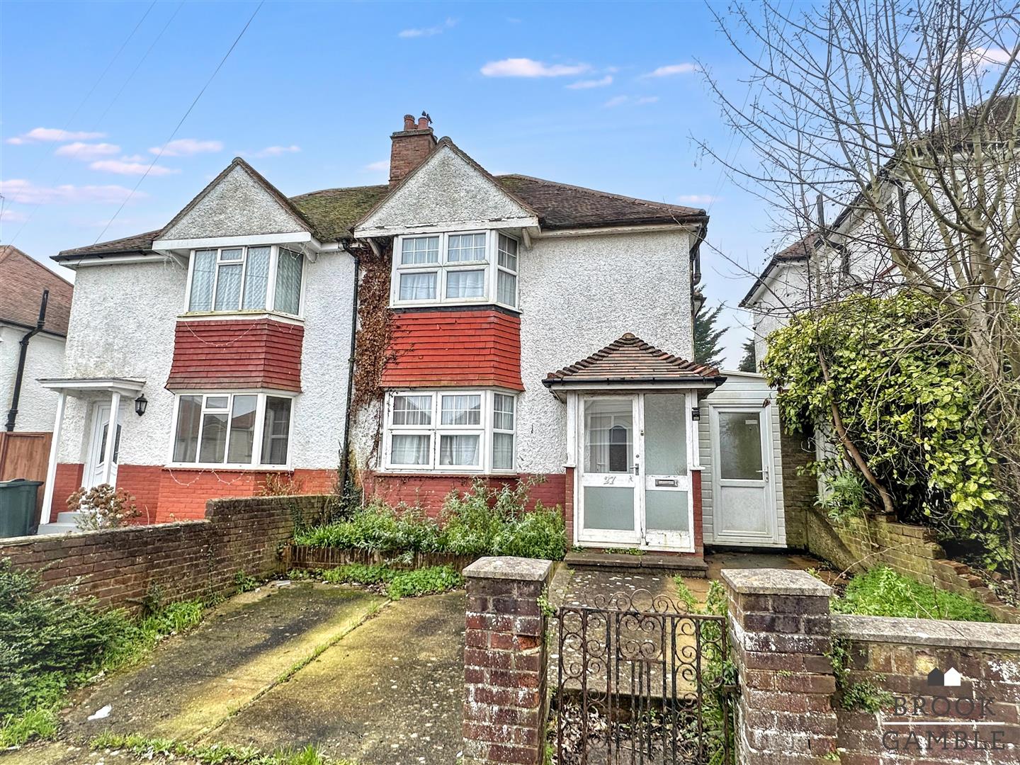 3 Bedroom House for Sale: £308,500. Downs Avenue in Eastbourne, East Sussex
